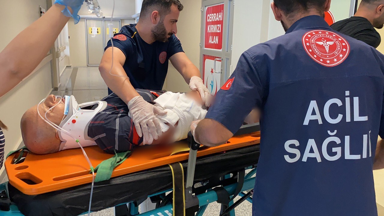 Camdan çıkarttığı kolu, kaza esnasında araçların arasında parçalandı
