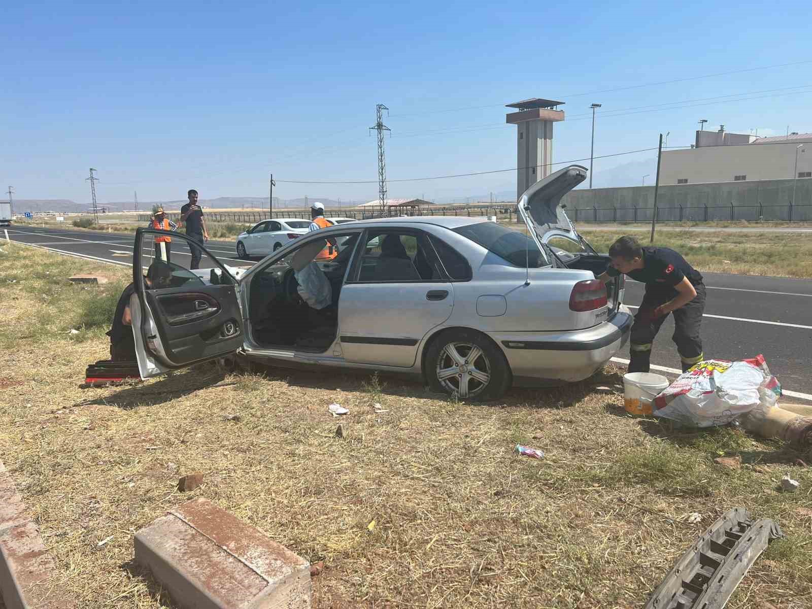 Aksaray&rsquo;da otomobil ref&uuml;je &ccedil;ıktı: 2 yaralı
