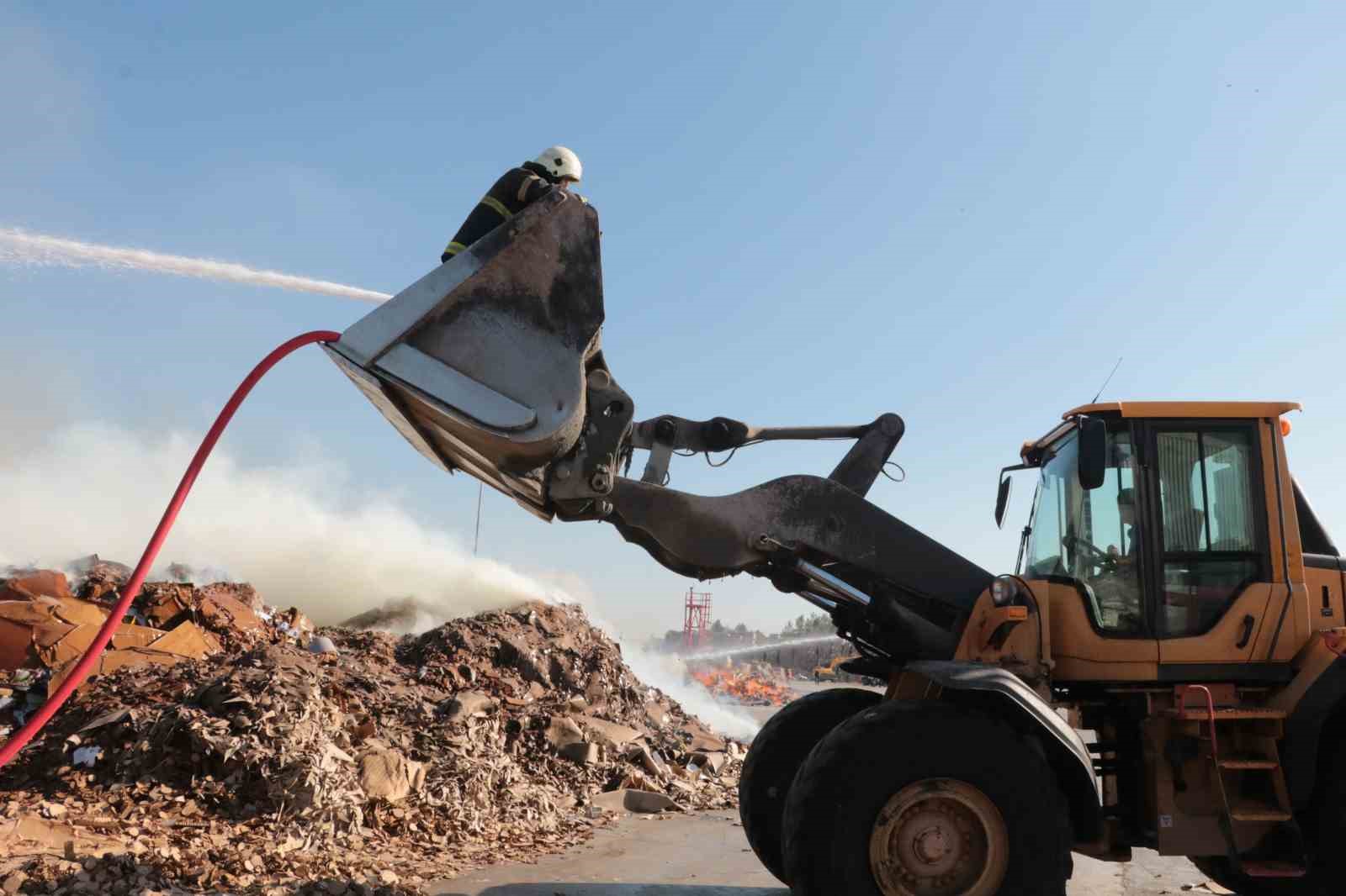 Kağıt fabrikasında çıkan yangında 30 bin ton atık kağıdın kül olduğu öğrenildi