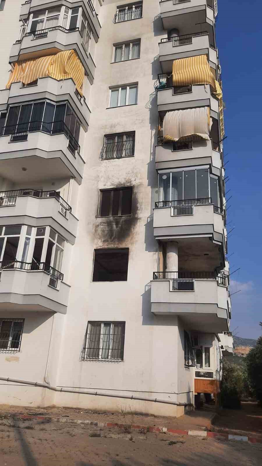 Bir haftada 8 yangın çıkan binada apartman sakinleri sopayla nöbete başladı