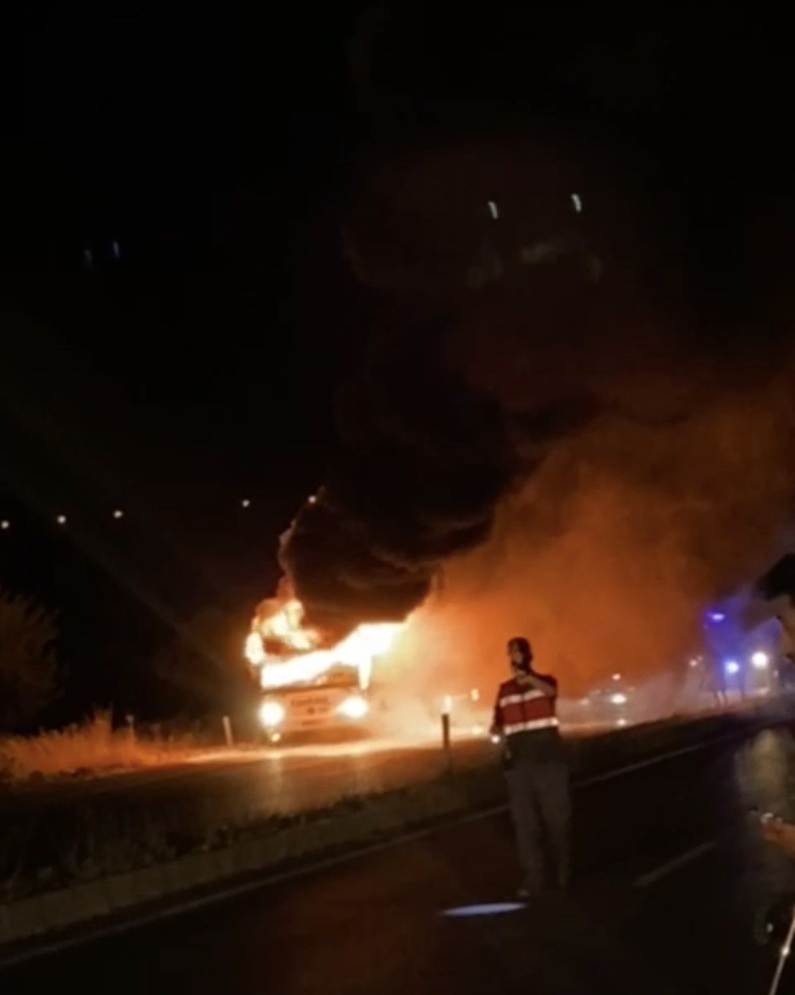 Malatya’da yolcu otobüsü alev alev yandı: Facianın eşiğinden dönüldü