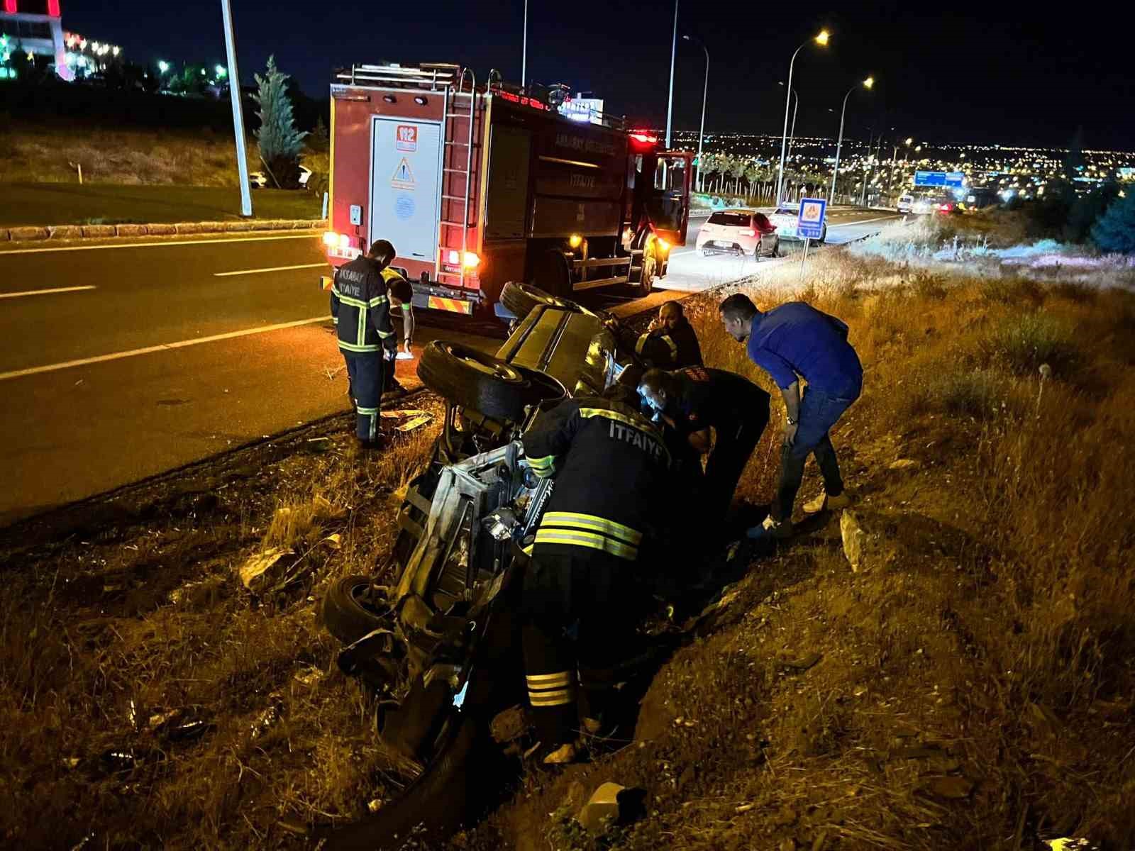 Otomobile arkadan &ccedil;arpıp ka&ccedil;tı: 2 yaralı
