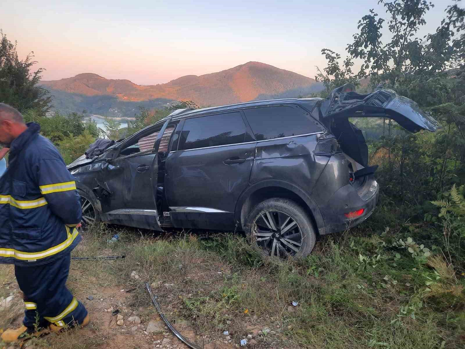 Ayancık’ta takla atan otomobildeki 3 kişi hafif yaralandı