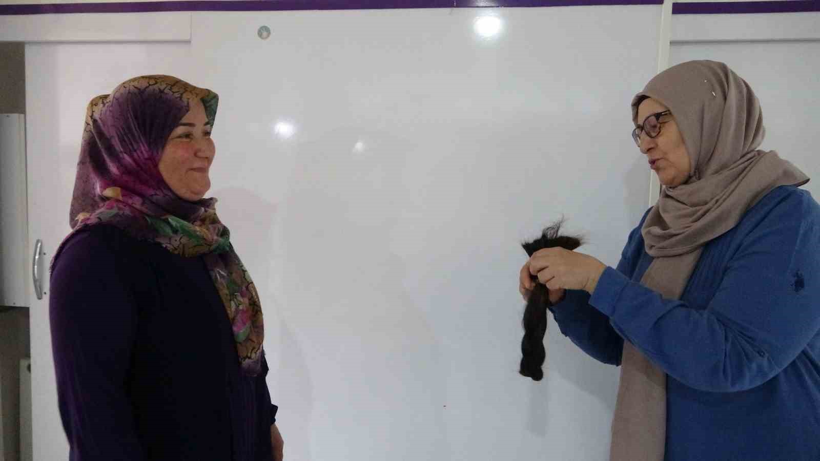 Beline kadar uzattığı sa&ccedil;larını kestirerek l&ouml;semili hastalara bağışladı
