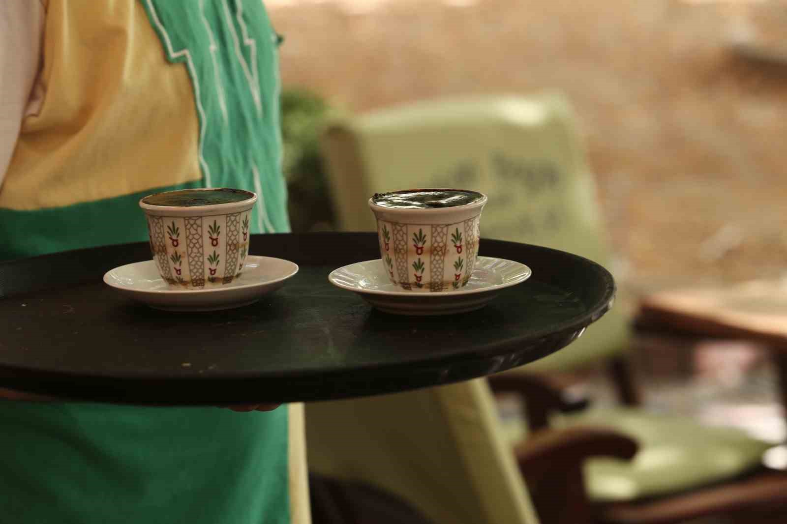 (&Ouml;zel) Cezve yerine fincanda pişirilen &lsquo;İsli Kahve&rsquo; k&uuml;lt&uuml;r&uuml; tarihi handa devam ediyor
