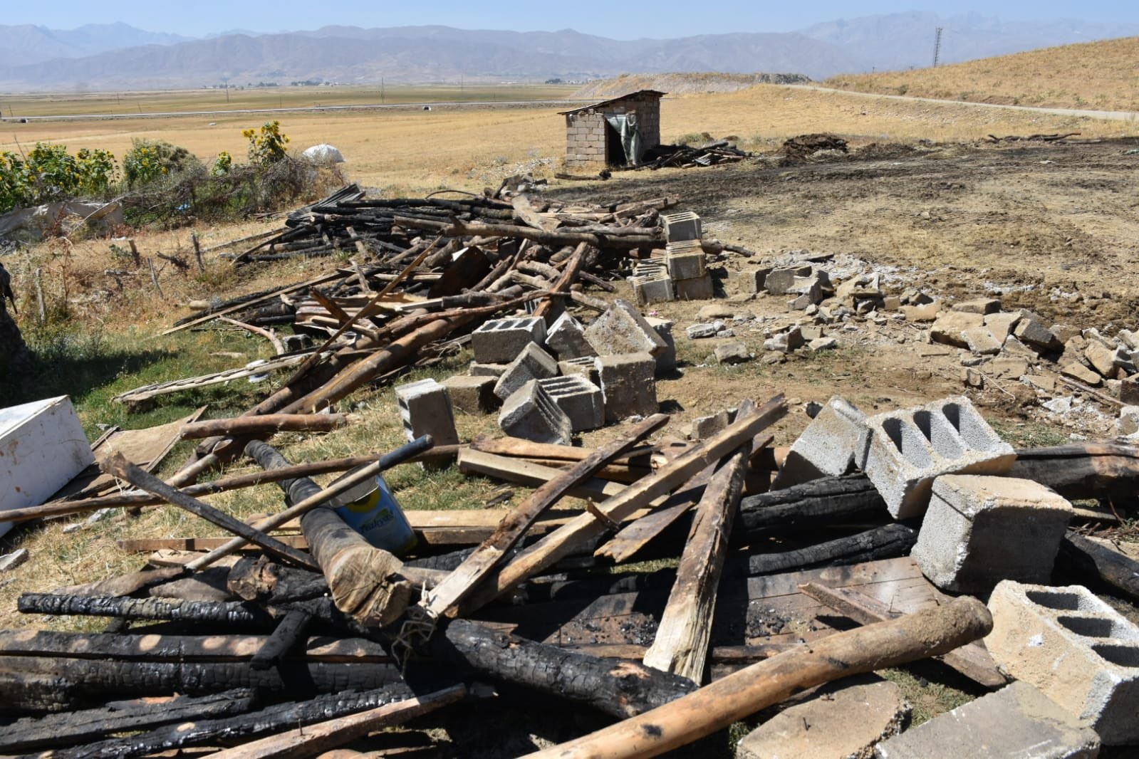 Kaymakam &Ccedil;imşit yangında 7 ineğini kaybeden &Ouml;lmez ailesini ziyaret etti
