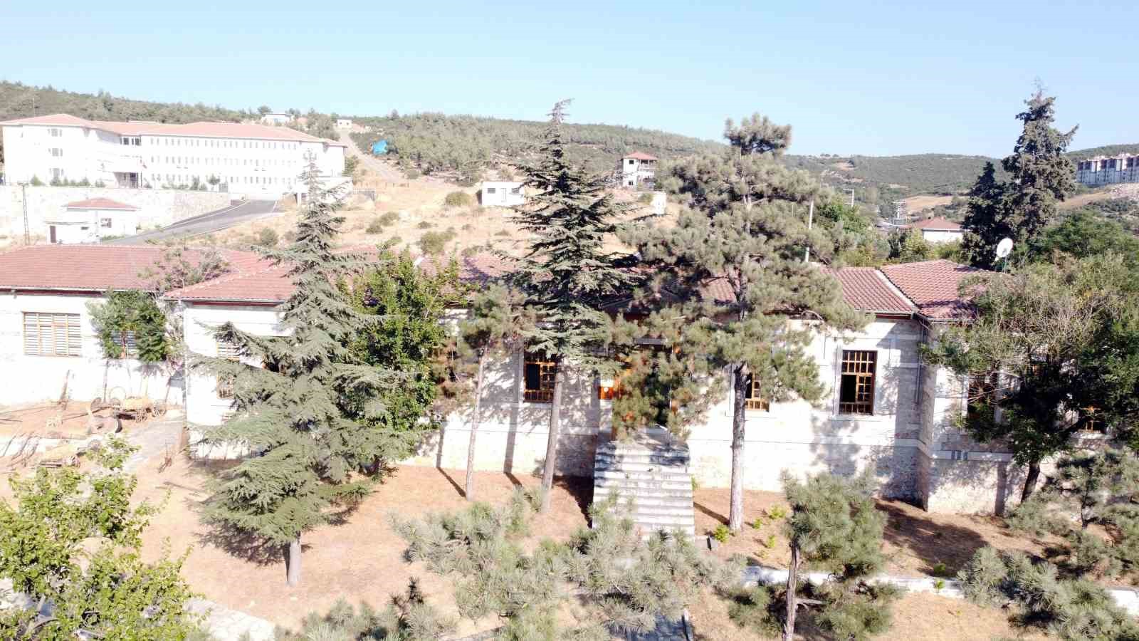 Tarihi taş mektep canlanıyor
