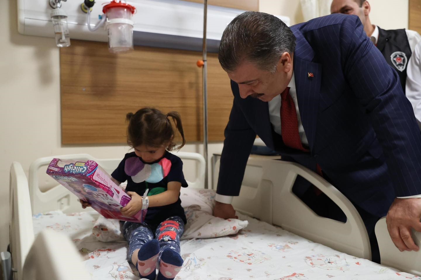 Sağlık Bakanı Koca, Ahlat Devlet Hastanesi’ndeki hastaları ziyaret etti