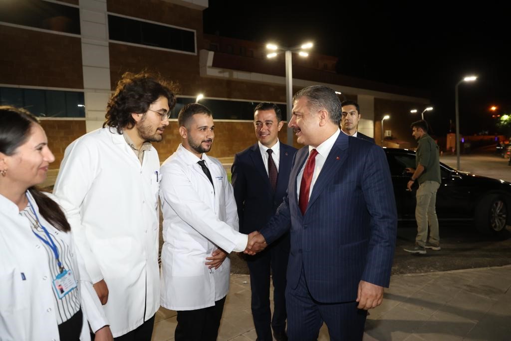 Sağlık Bakanı Koca, Ahlat Devlet Hastanesi&rsquo;ndeki hastaları ziyaret etti
