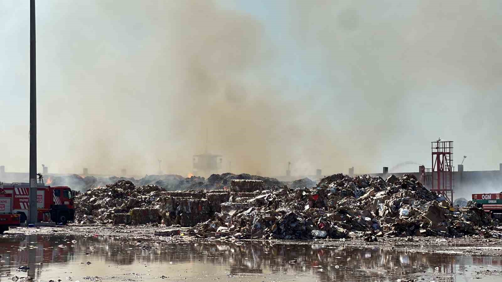 Tonlarca atık kağıdın k&uuml;l olduğu fabrika havadan g&ouml;r&uuml;nt&uuml;lendi
