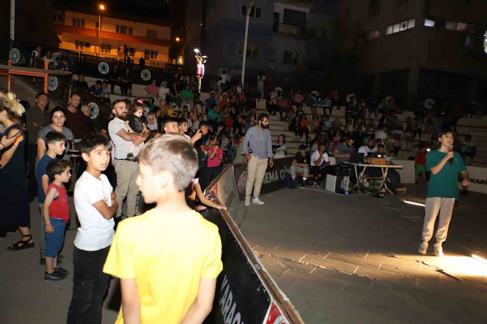 Hakkarili &ccedil;ocuklar karaoke sahnesinde h&uuml;nerlerini sergiledi

