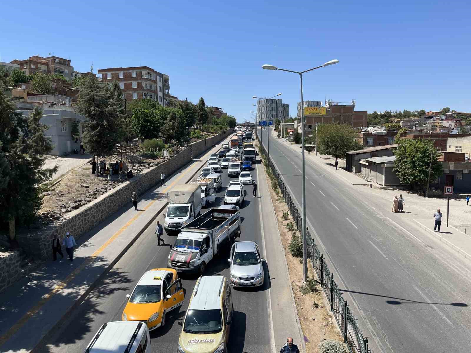 Diyarbakır&rsquo;da bir &ccedil;ocuğun yaralandığı kazada vatandaş yolu kapattı
