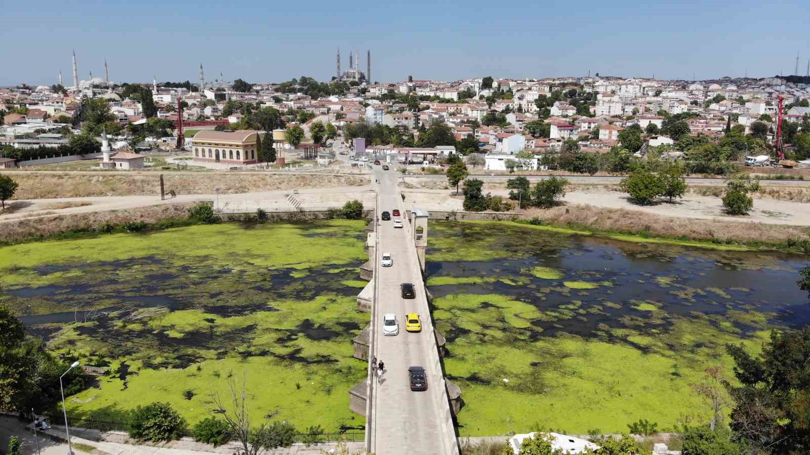 Edirne&rsquo;de Tunca Nehri kirlilikten yeşile b&uuml;r&uuml;nd&uuml;
