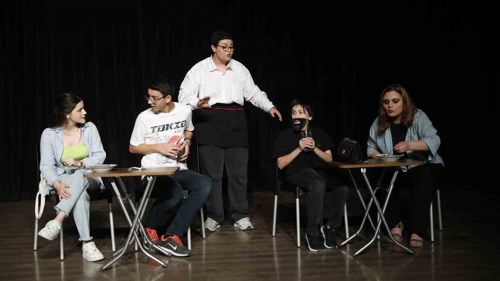 Şehir Tiyatrosu Gen&ccedil;lik Kul&uuml;b&uuml;, izleyicilerle buluştu
