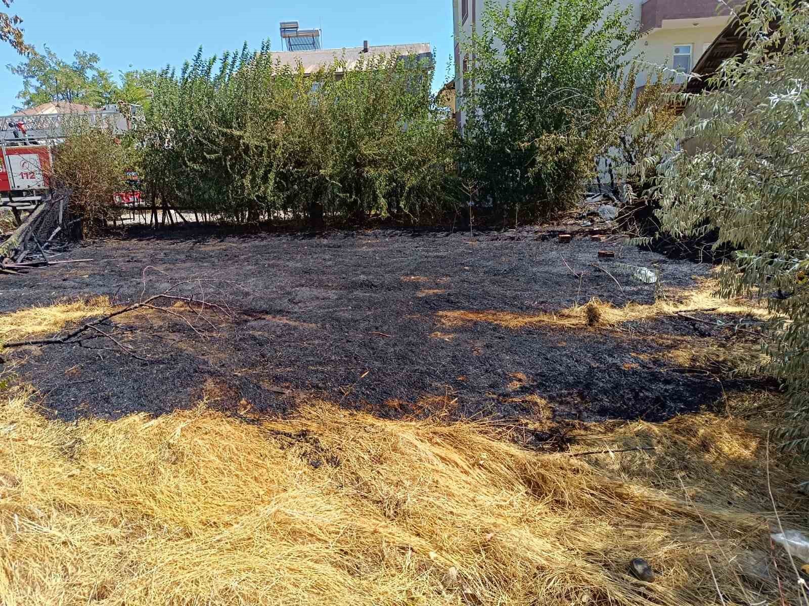 Bing&ouml;l&rsquo;de &ouml;rt&uuml; yangını eve sı&ccedil;ramadan s&ouml;nd&uuml;r&uuml;ld&uuml;
