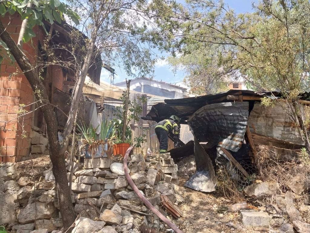 Burdur&rsquo;da odunluk yangını b&uuml;y&uuml;meden s&ouml;nd&uuml;r&uuml;ld&uuml;
