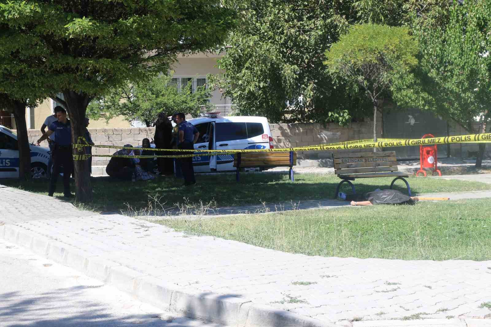 Erzincan&rsquo;da parkta ş&uuml;pheli &ouml;l&uuml;m
