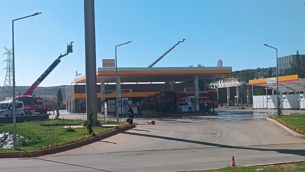 Gaziantep’teki otel yangının petrol istasyonuna sıçramaması için önlem alındı
