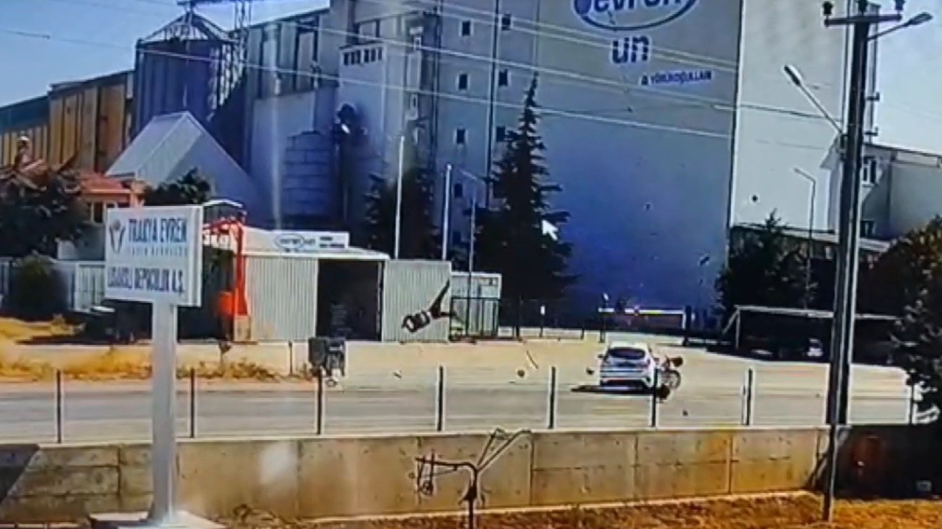 Motosiklet s&uuml;r&uuml;c&uuml;s&uuml;n&uuml;n hayatını kaybettiği feci kaza kamerada
