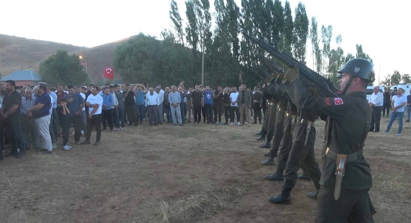 Şehit Erkan Selçuk memleketi Muş’ta son yolculuğuna uğurlandı
