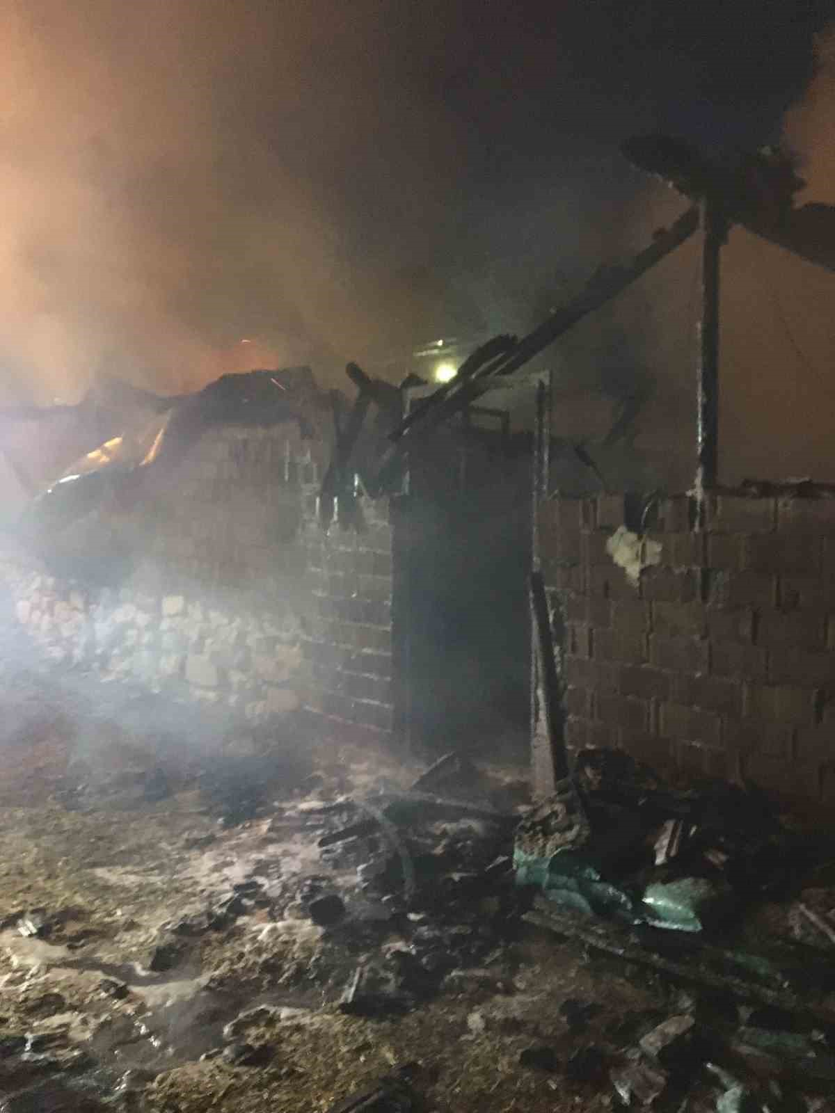 Samanlık yangınında 60 balya ve 1 ton d&ouml;kme saman k&uuml;l oldu
