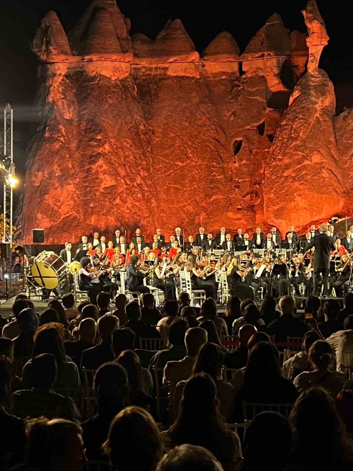 Kapadokya&rsquo;da 140 kişilik koro Beethoven&rsquo;in 9. Senfonisi ile kulakların pasını sildi
