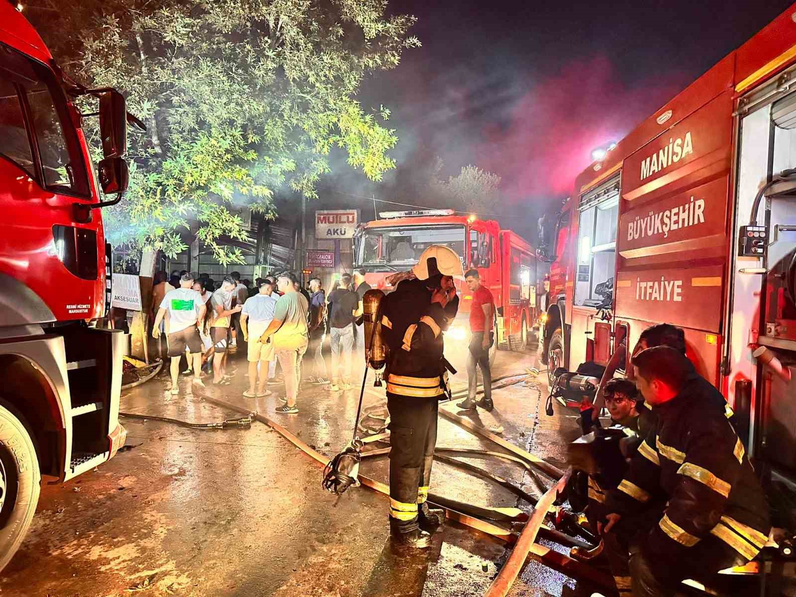 Turgutlu Sanayi Sitesi’nde çıkan yangında 3 işyeri küle döndü