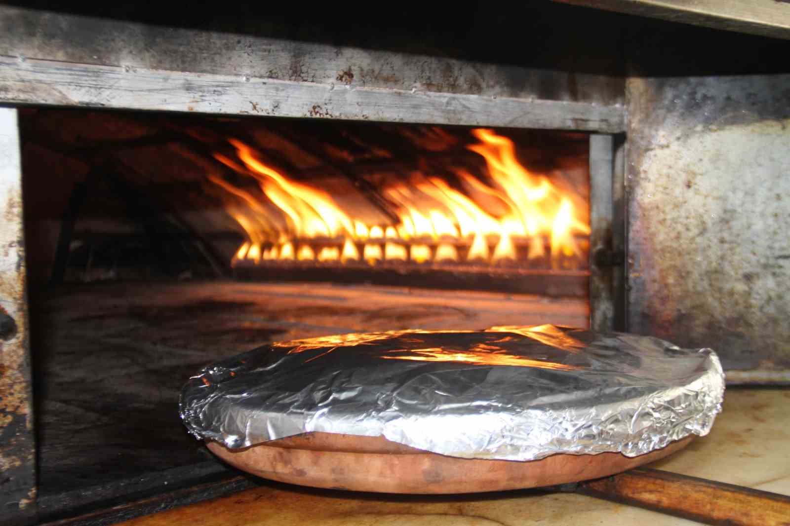 Tam 3 saat fırında pişiyor, vatandaşlar yemek i&ccedil;in bir g&uuml;n &ouml;nceden sipariş veriyor
