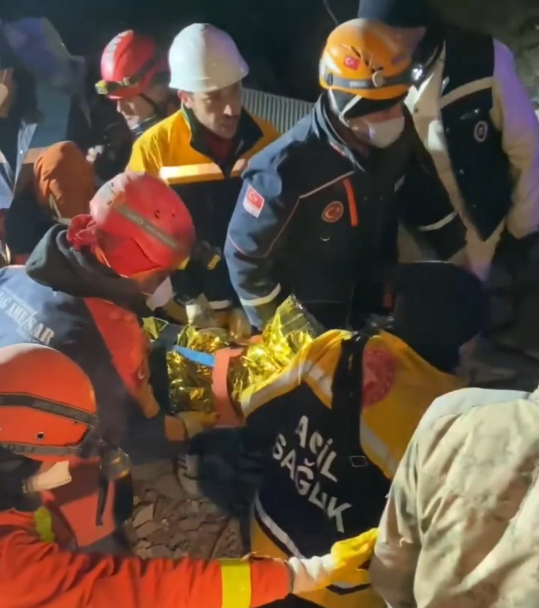 Gaziantep’te 110 araç ile bini aşkın acil sağlık personeli depremzedelerin ilk yardımına koştu