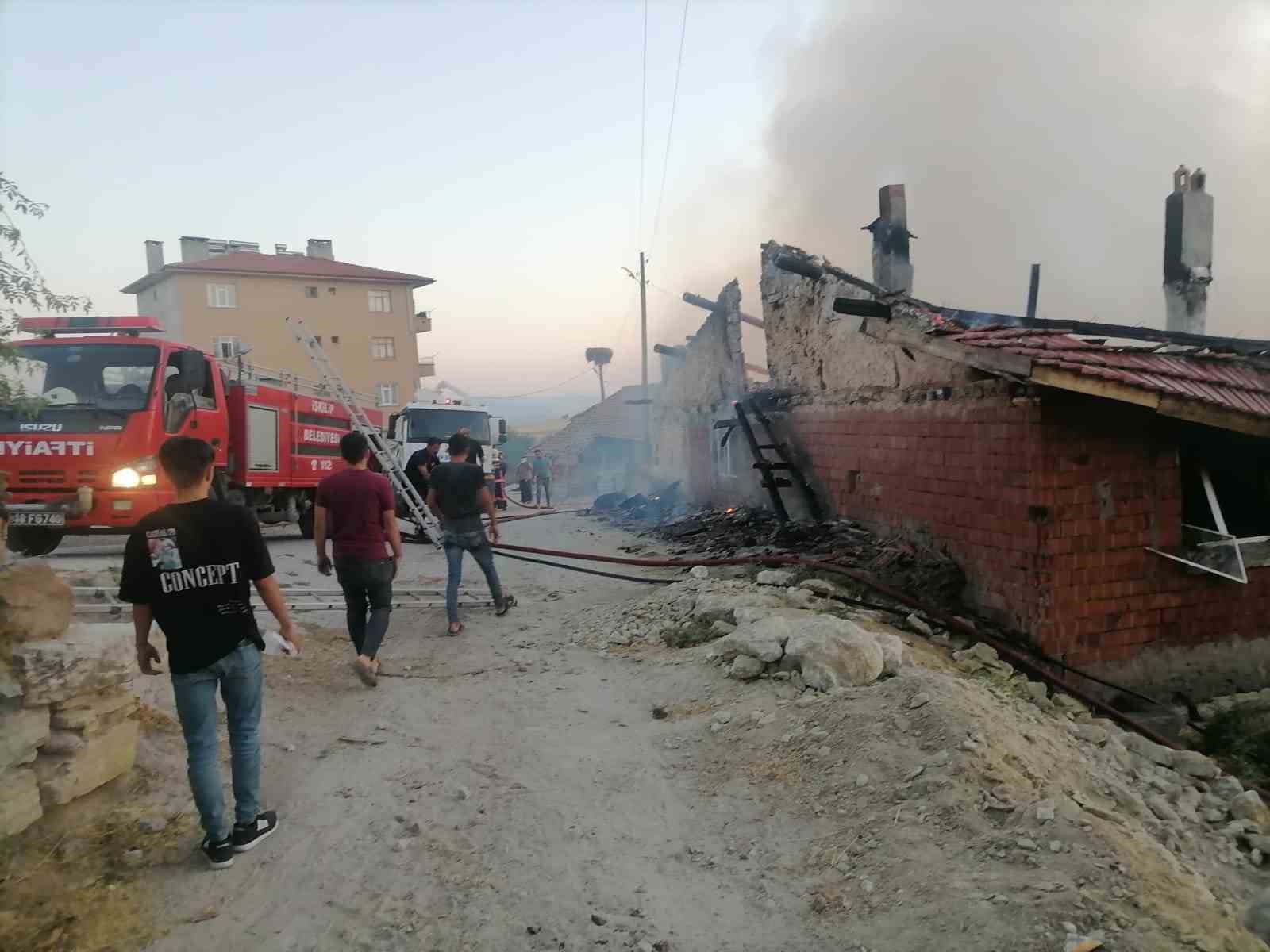 Elektrik kontağından çıkan yangında 1 ev kül oldu