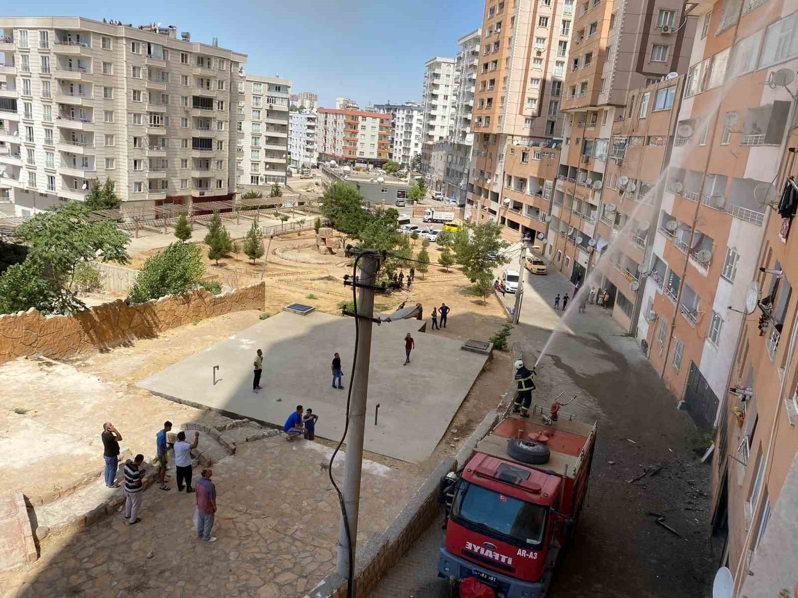 Artuklu’da ev ve iş yerinde yangın