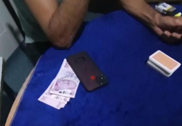 Adilcevaz’da kumar oynadıkları tespit edilen 4 kişiye 15 bin lira ceza uygulandı