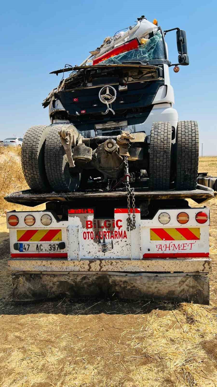 Mardin&rsquo;de tır şarampole yuvarlandı
