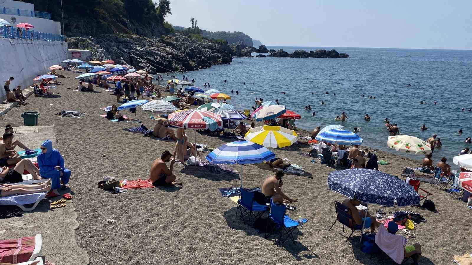 Sıcak havadan bunalan vatandaşlar plajı doldurdu

