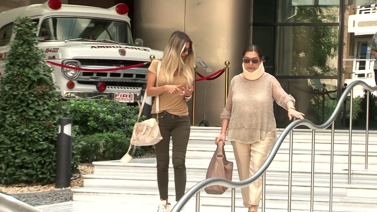 Tekne kazasında yaralanan Sabancı çiftini yakınları hastanede yalnız bırakmadı