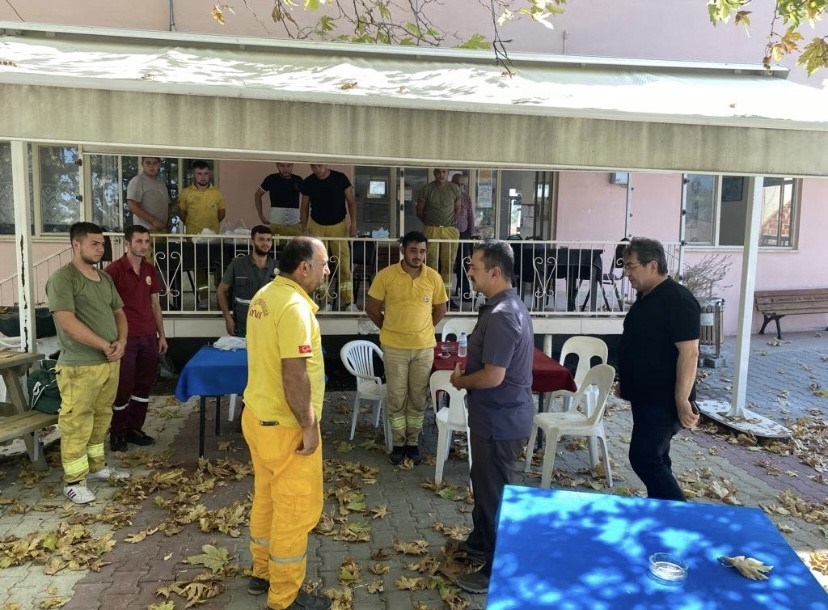 Vali İlhami Aktaş, yangından etkilenen k&ouml;ylerde incelemelerde bulundu
