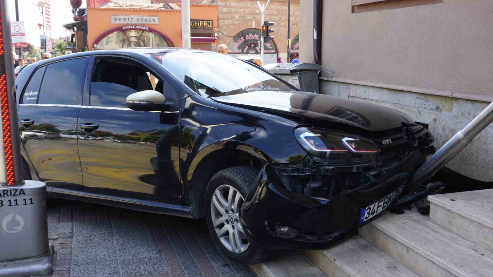 Motosiklete &ccedil;arpmamak i&ccedil;in manevra yaptı, direğe &ccedil;arptı
