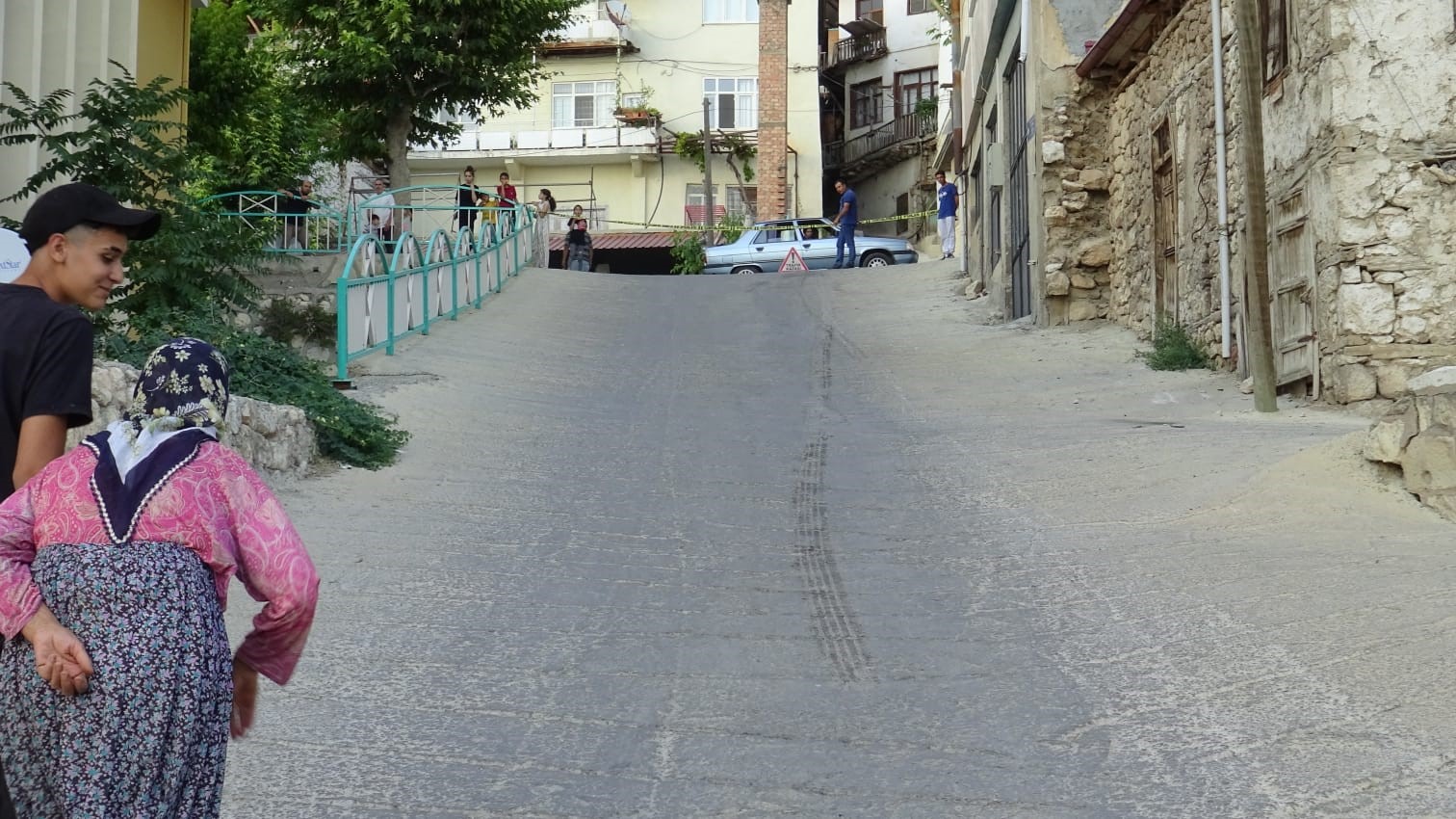 Karaman’da yokuş çıkarken geri kayan tur otobüsü evin bahçesine devrildi: 30 yaralı