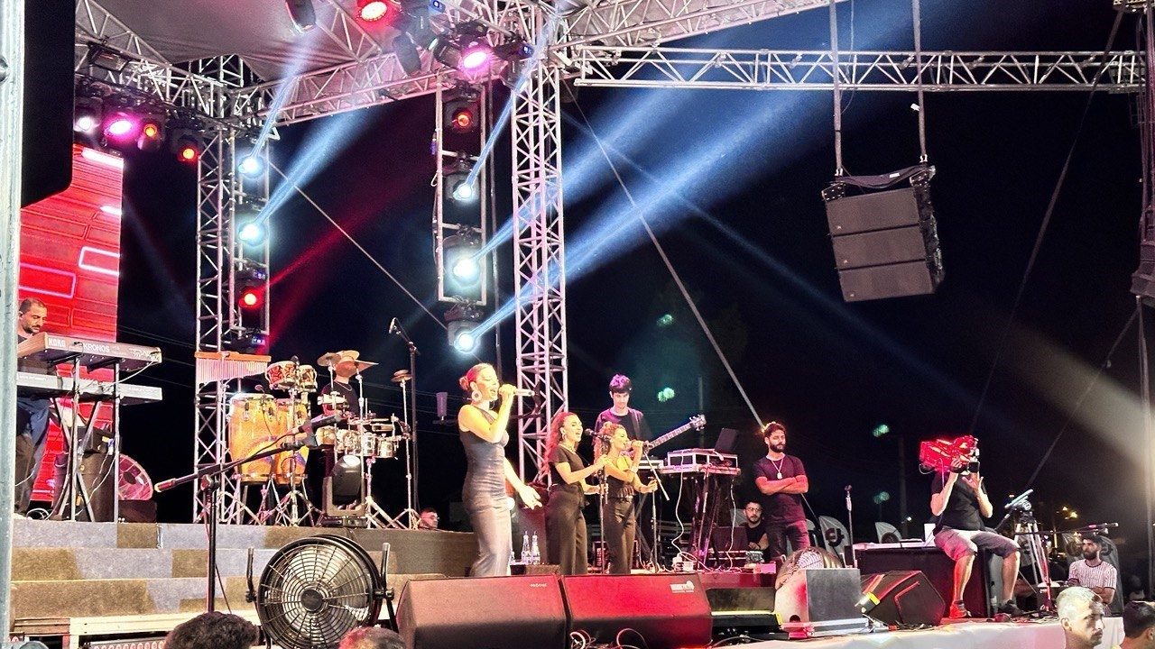 Evreşe Belediyesi 4. M&uuml;zik Festivalinde Simge Sağın r&uuml;zgarı esti
