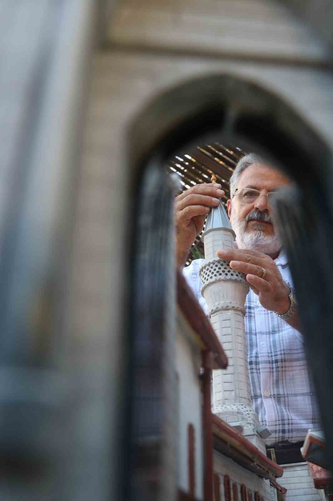 Depremin yerle bir ettiği enkaz kentin tarihi eserlerinden geriye maketleri kaldı