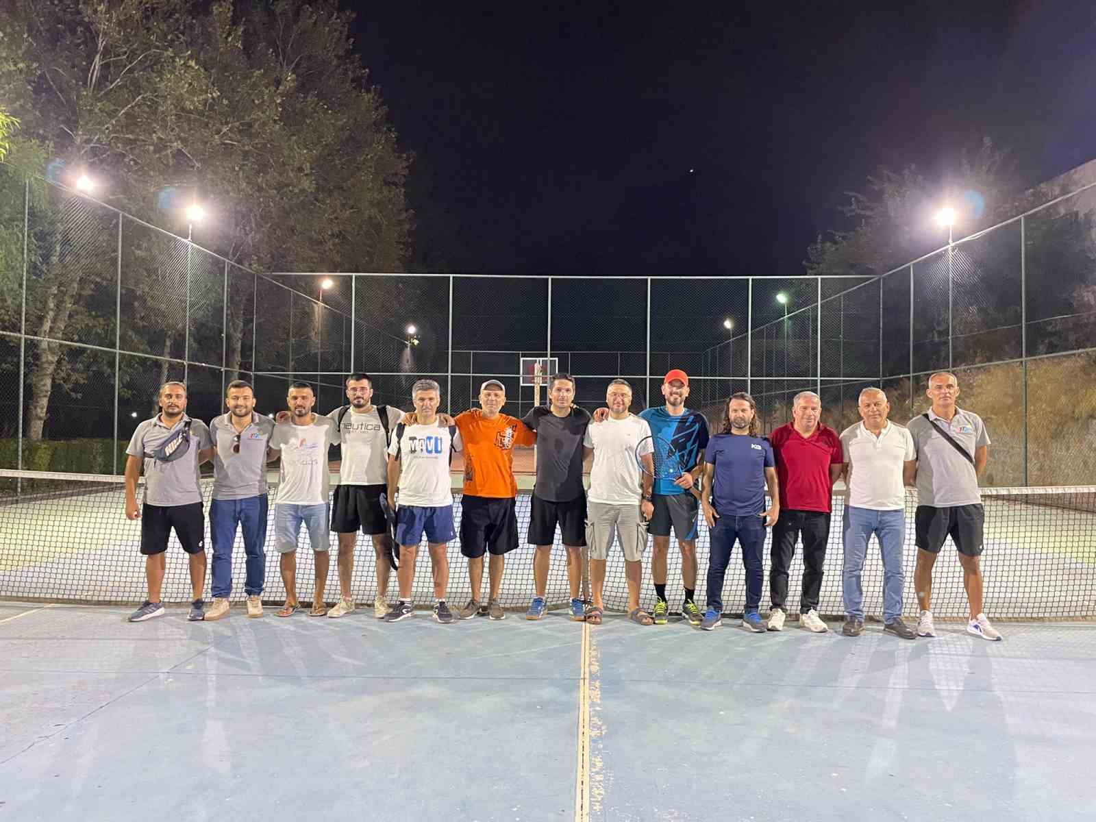 Tenis turnuvası Selçuk Kılıç kazandı.