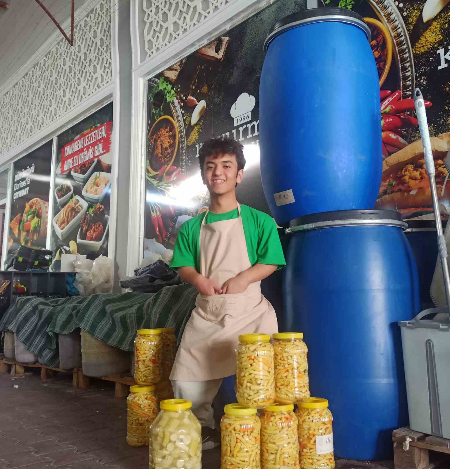 1.35 boyundaki Halim boyundan b&uuml;y&uuml;k işler yapıyor
