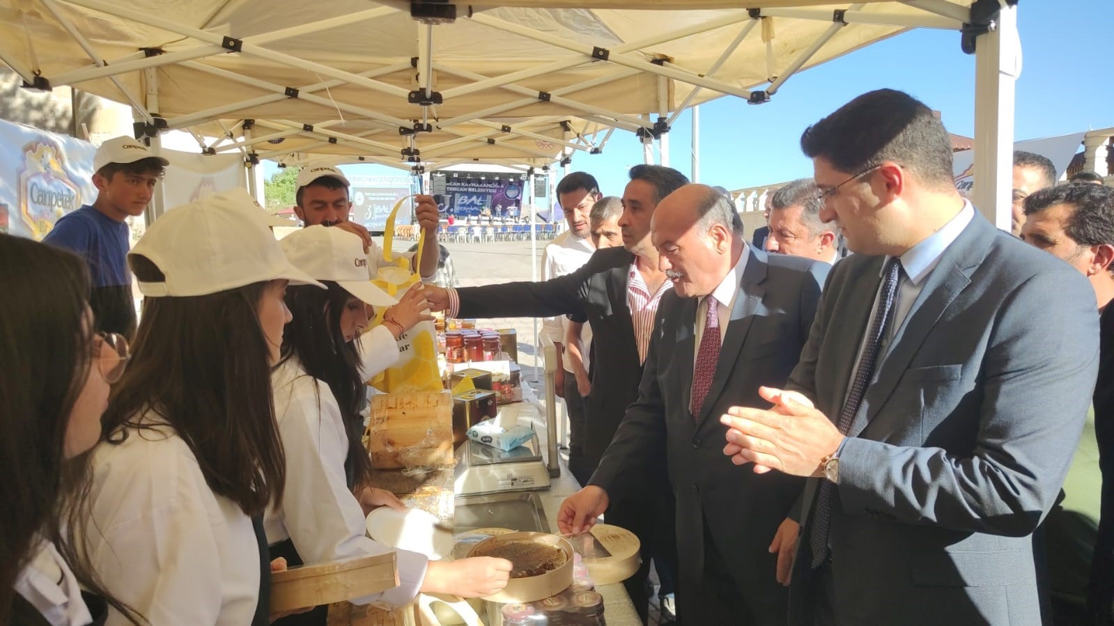 Tercan&rsquo;da bal festivali d&uuml;zenlendi
