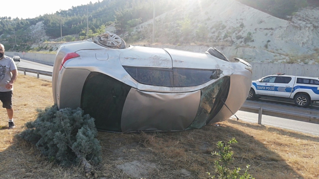 Burdur&rsquo;da kontrolden &ccedil;ıkan otomobil takla attı, 4 kişi yaralandı
