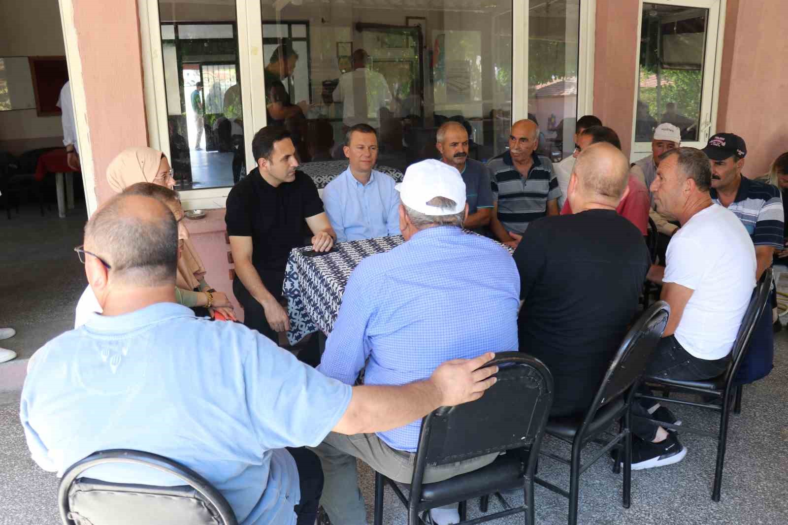 &Ccedil;anakkale&rsquo;de AK Parti teşkilatı yangın k&ouml;ylerinde
