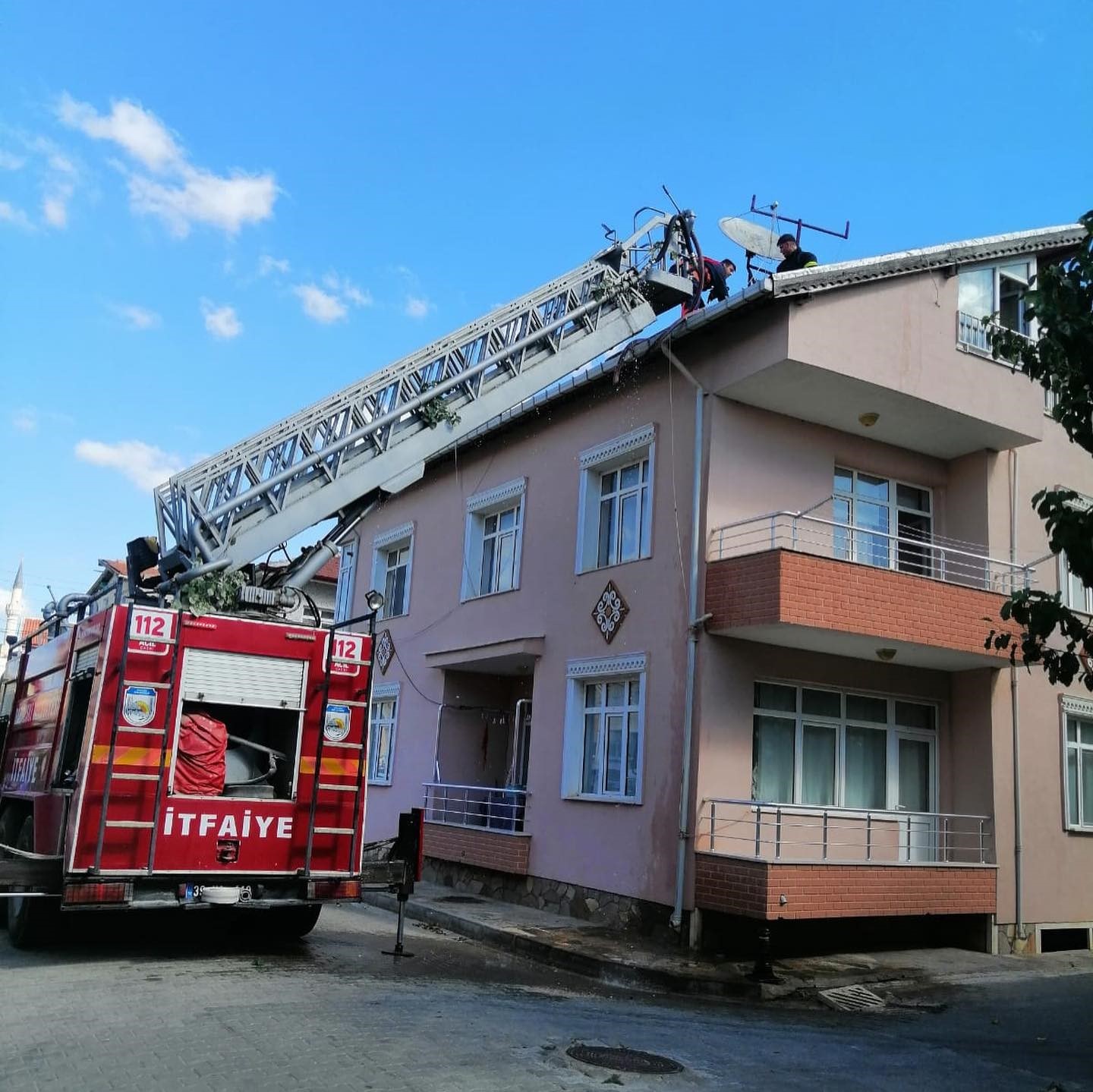 Kırklareli bir binan &ccedil;atısında &ccedil;ıkan yangın s&ouml;nd&uuml;r&uuml;ld&uuml;
