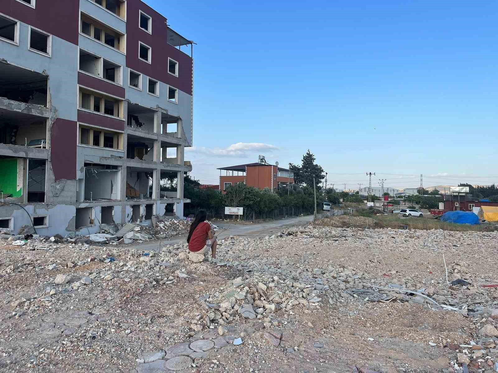 Merve &ouml;ğretmen depremin izlerini m&uuml;zikle silmeye &ccedil;alışıyor
