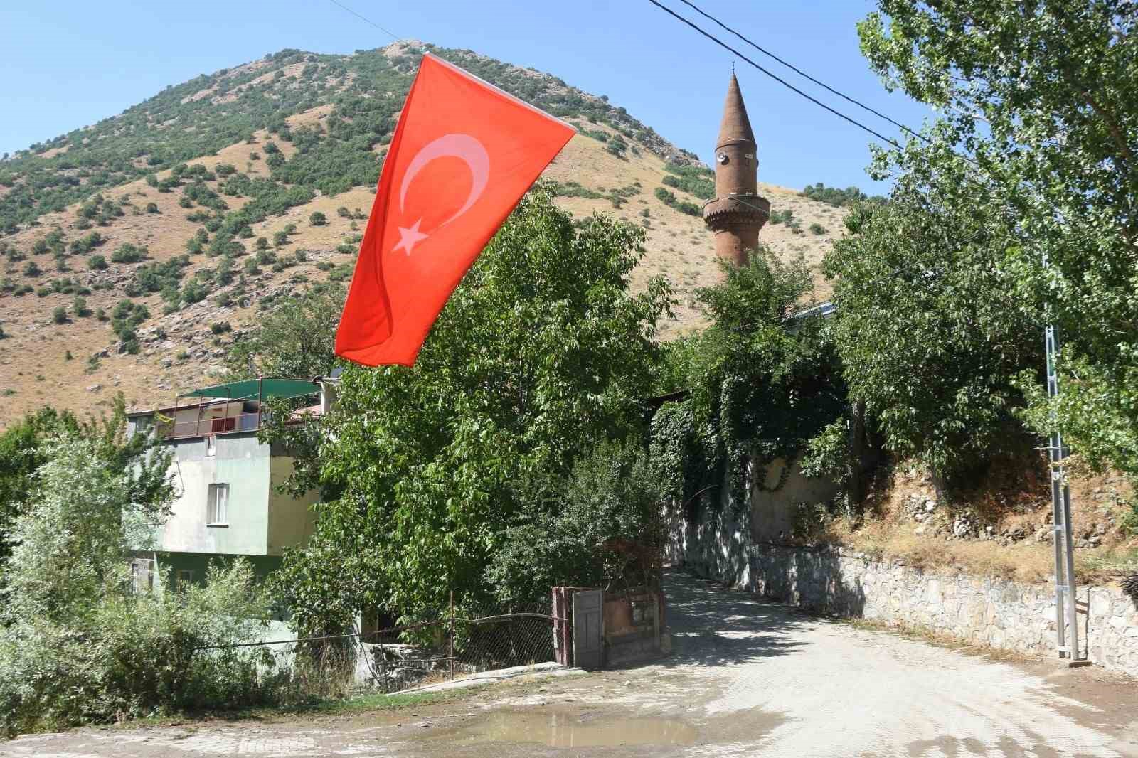 Bitlis şehidinin baba evine T&uuml;rk Bayrağı asıldı
