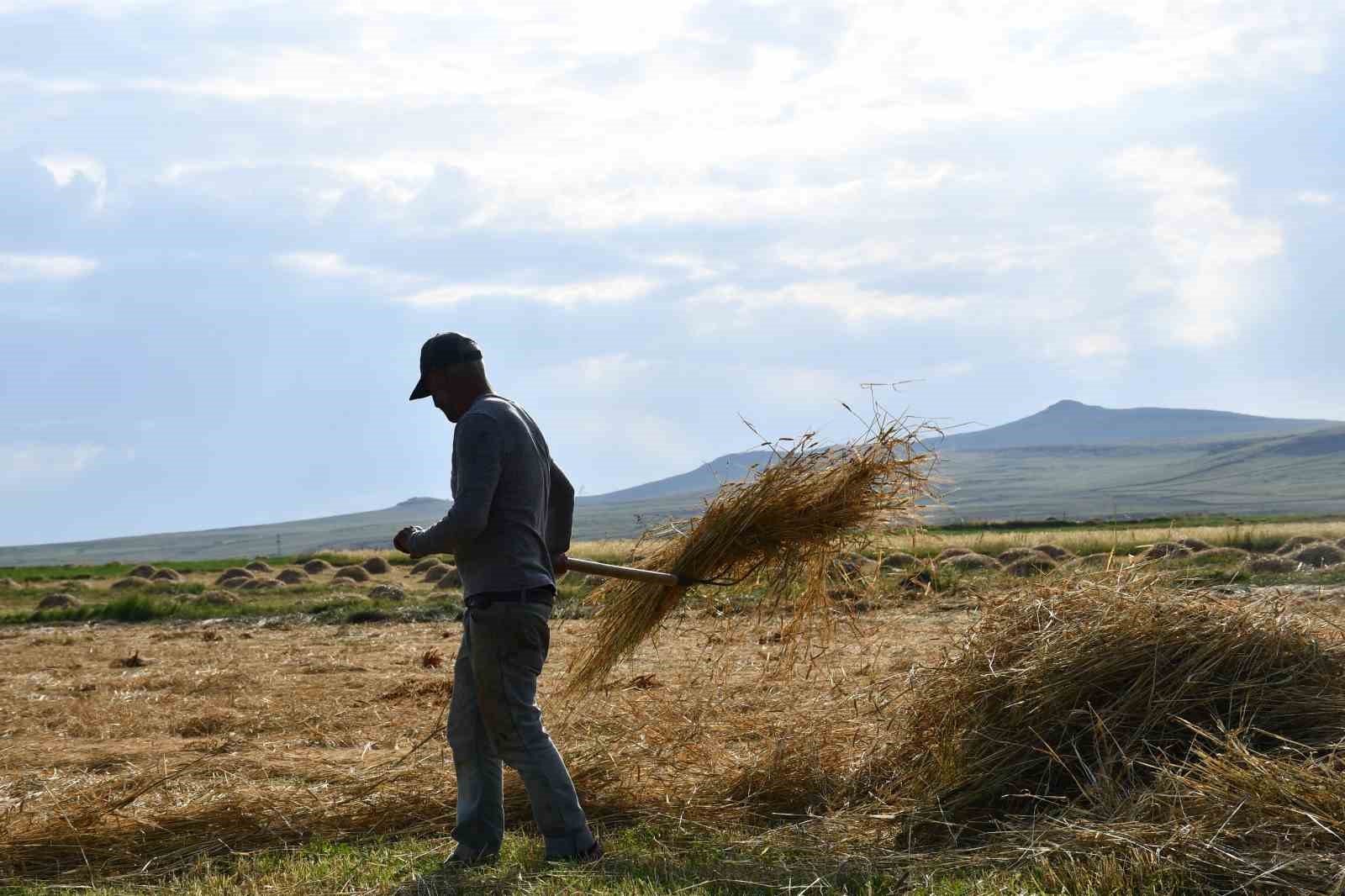 30 derece sıcaklıkta &ccedil;ift&ccedil;ilerin zorlu mesaisi
