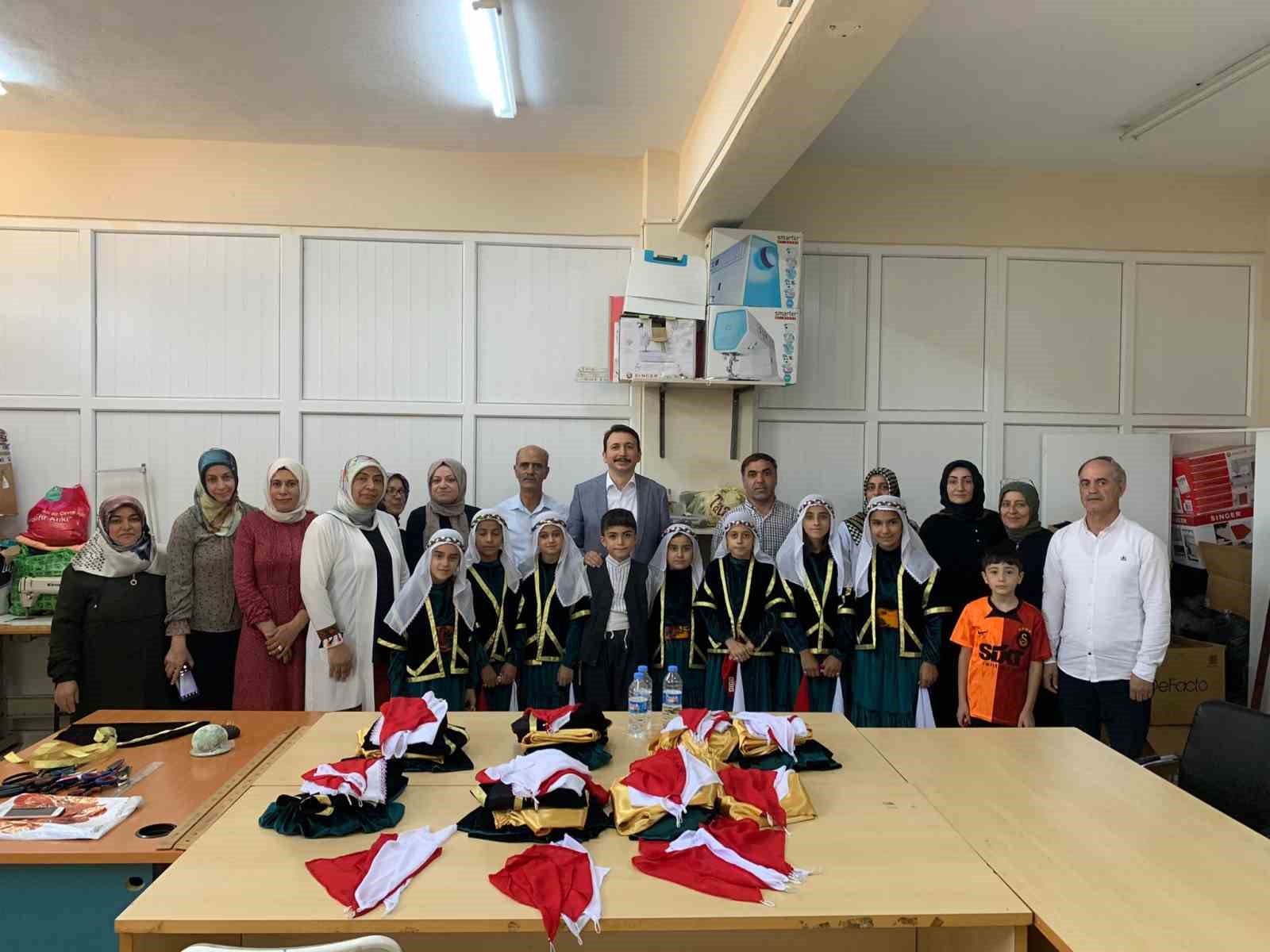 Solhan HEM&rsquo;de kız &ouml;ğrencilere folklor kıyafeti hediyesi
